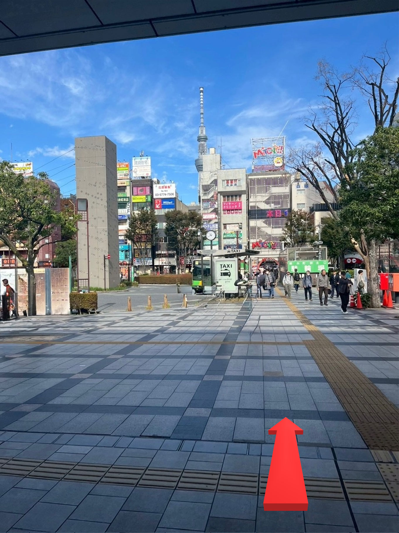 北口を出て、直進します。