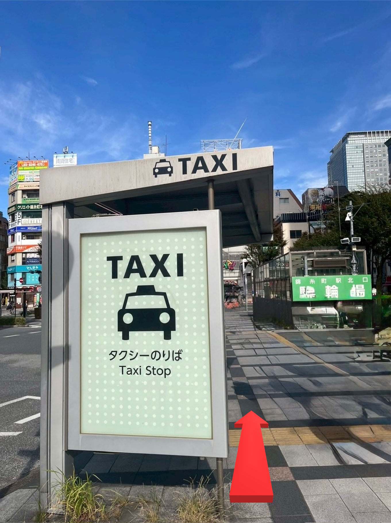 タクシー乗り場も直進します。