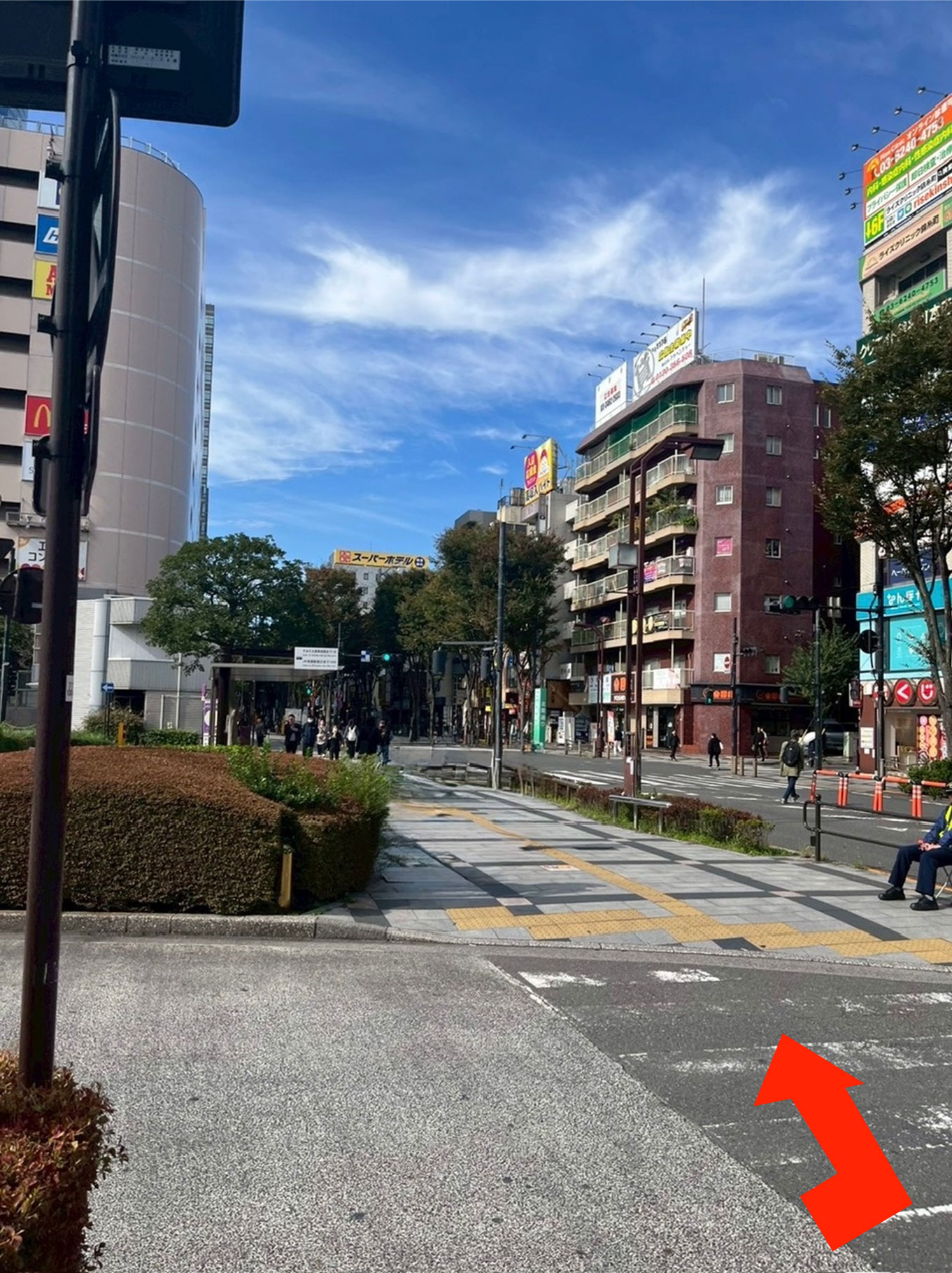 直進すると道にあたります、そこを左に曲がります。