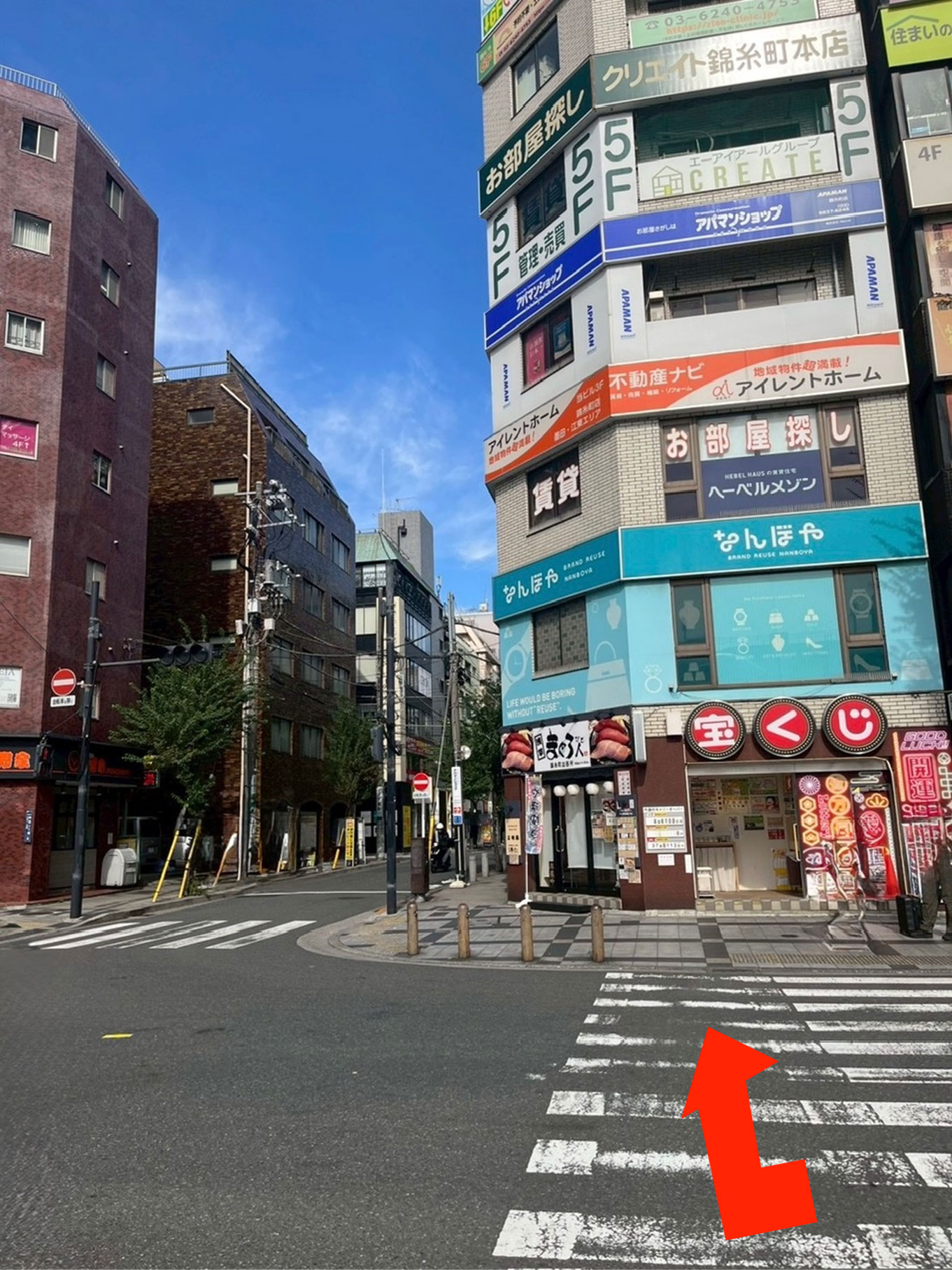 曲がってもらい、一つ目の交差点を「宝くじ売り場」に向かって右に曲がってください。