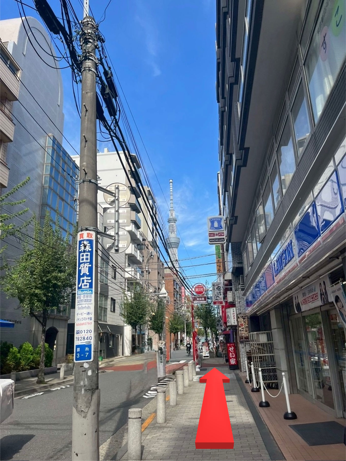 交差点を曲って直進して頂くと「ローソン」が右側にありますが、まだ直進してください。