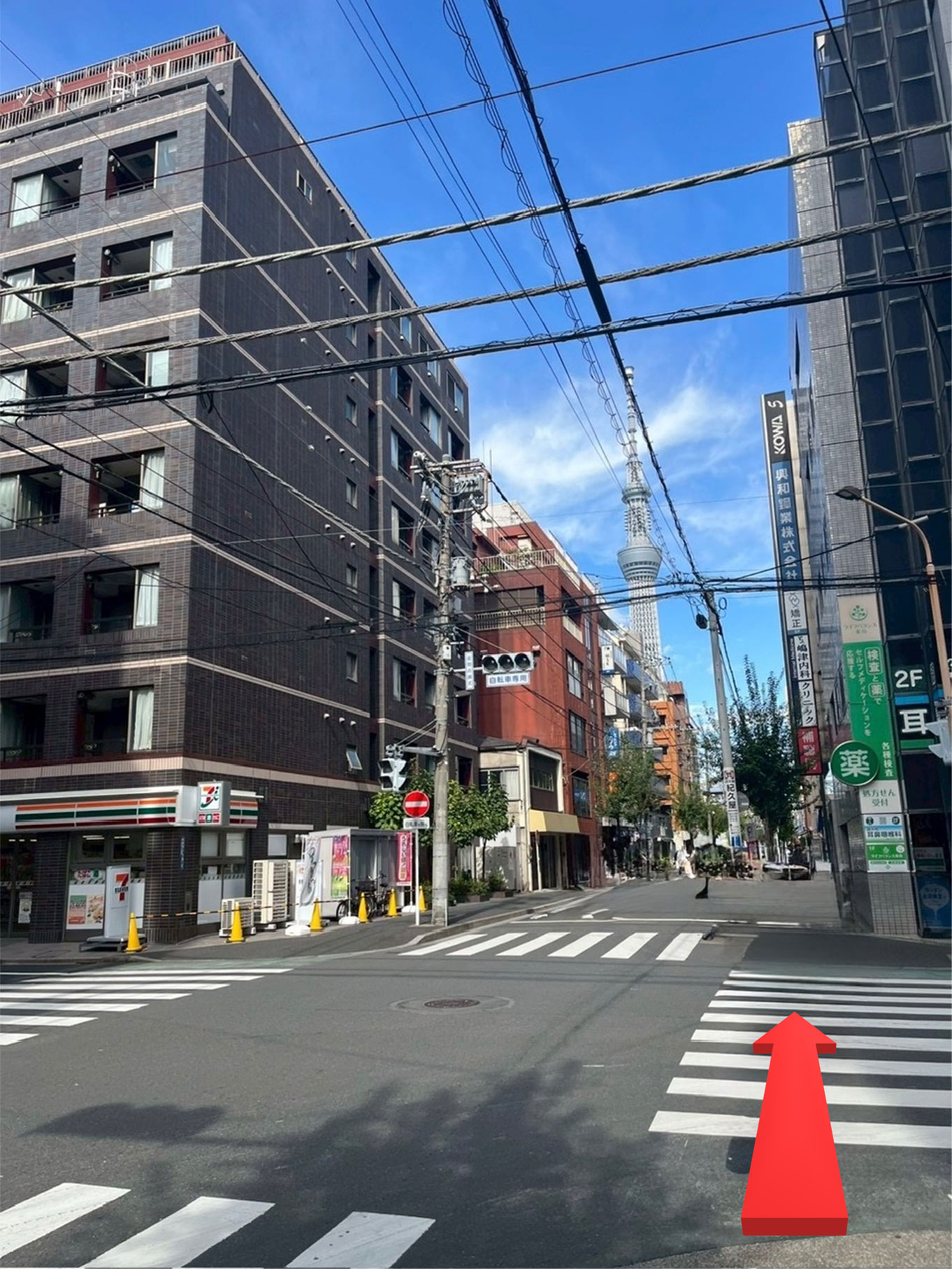 そのまま直進して頂くと左側に「セブンイレブン」がある交差点も直進して下さい。